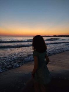 faceless beach aesthetic girl