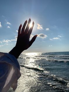 faceless beach aesthetic girl