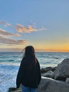 faceless beach aesthetic girl