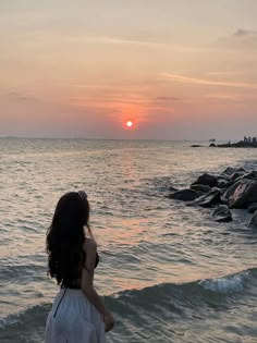 faceless beach aesthetic girl