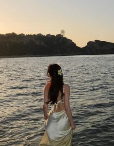 faceless beach aesthetic girl