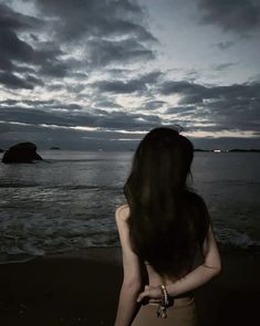 faceless beach aesthetic girl