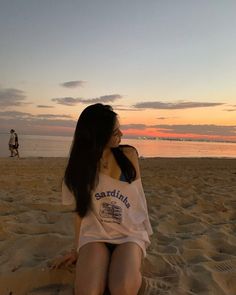 faceless beach aesthetic girl