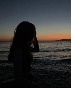 faceless beach aesthetic girl