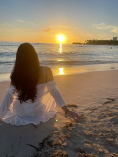 faceless beach aesthetic girl