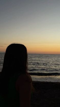 faceless beach aesthetic girl