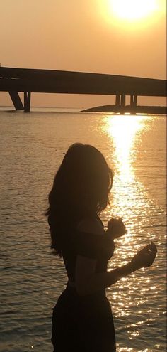 faceless beach aesthetic girl