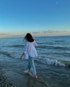 faceless beach aesthetic girl