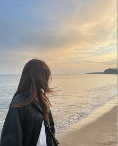 faceless beach aesthetic girl