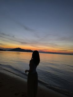 faceless beach aesthetic girl