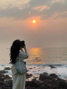 faceless beach aesthetic girl