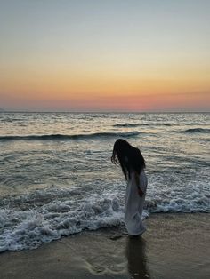 faceless beach aesthetic girl