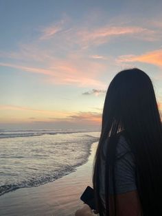 faceless beach aesthetic girl