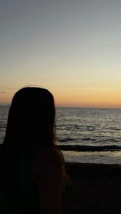 faceless beach aesthetic girl