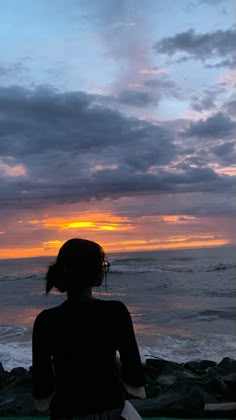 faceless beach aesthetic girl