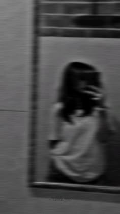 girl photo hide face black