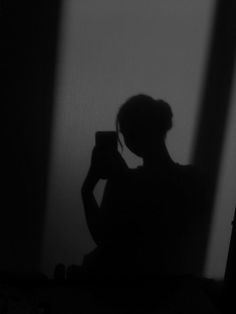 girl photo hide face black