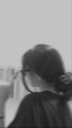 girl photo hide face black