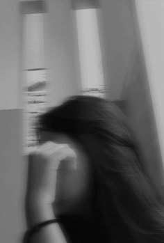 girl photo hide face black