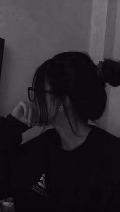 girl photo hide face black