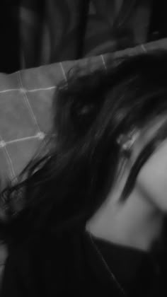 girl photo hide face black