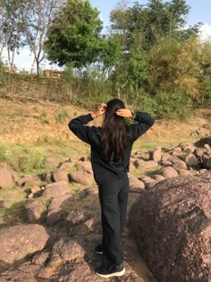 hidden face aesthetic dp instagram girl