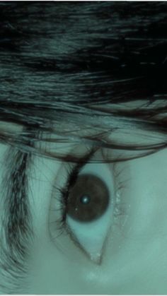 simple girl eyes pic