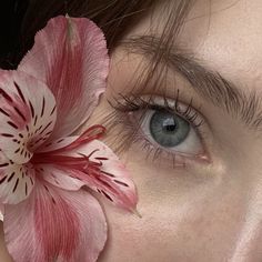 simple girl eyes pic