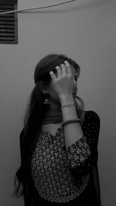 snapchat instagram hidden face pose